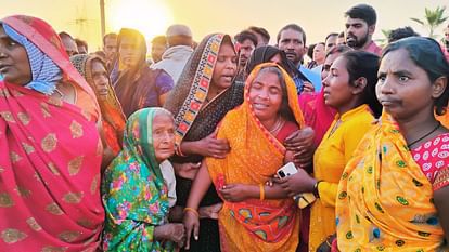 ट्रैक्टर की चपेट में आने से छात्रा की मौत, सहेली गंभीर; गुस्साए लोगों ने किया चक्काजाम