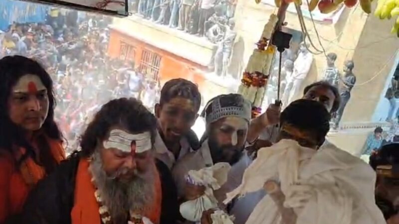 मसान होली पर नहीं लग पा रही रोक, शोभायात्रा निकाल कर हरिश्चंद्र घाट पर हुई चिता भस्म की होली