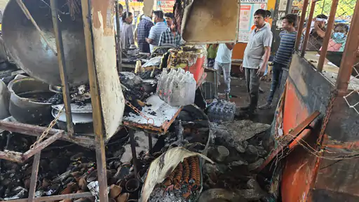 नाईट मार्केट की दुकान में गैस सिलेंडर फटने से मचा हड़कंप