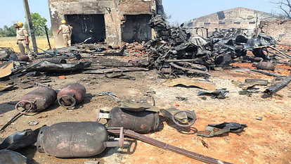 बरेली में ट्रक में आग लगने से उड़ गया गैस एजेंसी गोदाम