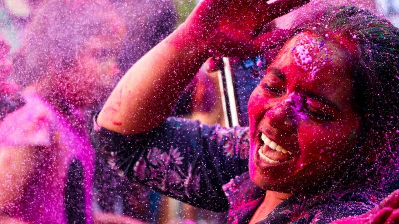 होली पर त्वचा को सुरक्षित रखने के लिए प्री एंड पोस्ट स्किन केयर टिप्स