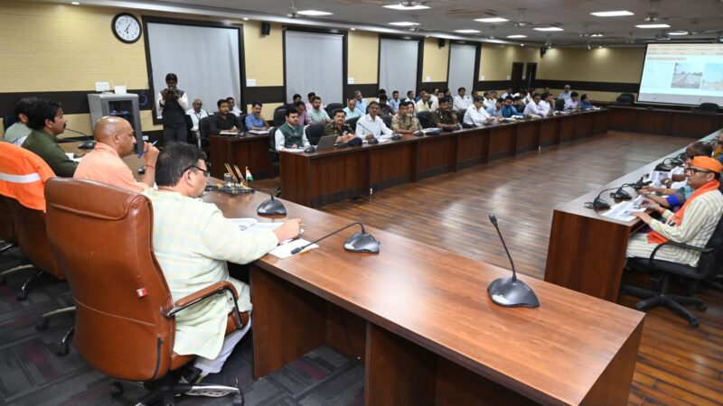 सीएम ने दिया धर्म स्थलों के लाउडस्पीकर की तेज आवाज पर स्थाई नियंत्रण का निर्देश, गौ तस्करों के ख़िलाफ़ भी हो सख्ती