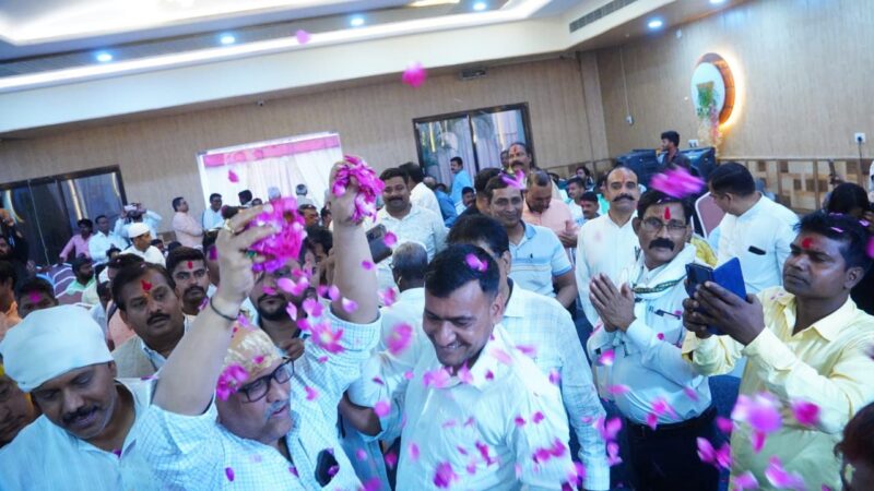 गुलाब की पंखुड़ियों संग कांग्रेसियों ने खेली होली