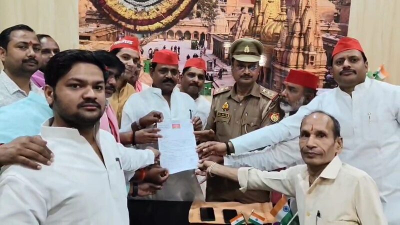 अखिलेश के पुतला दहन पर वाराणसी में भड़के सपाई, भाजपा कार्यकर्ताओं पर कार्रवाई की मांग