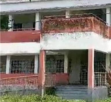 विद्यालय परिसर में खेल रही २ छात्राओं पर गिरी पेड़ की टहनी, १ की मौत