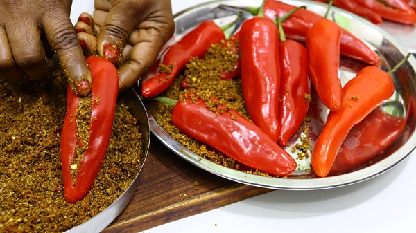 घर में बनाइए स्वादिष्ट लाल मिर्च का अचार