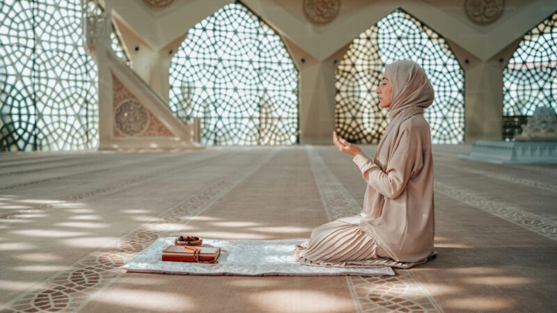 जानिए रमज़ान माह में ५ वक्त की नमाज अदा करने का क्या है महत्व