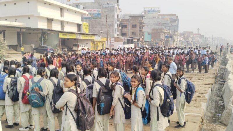 स्कूल मार्ग पर सीवर जल से परेशान छात्रों ने किया प्रदर्शन