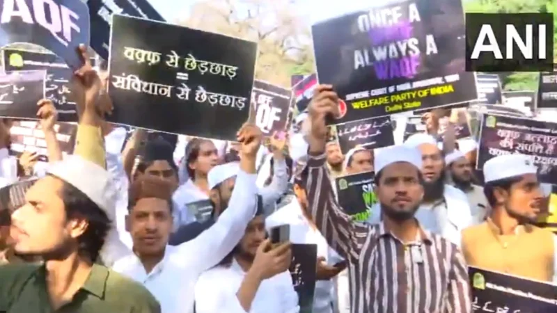 वक्फ संशोधन विधेयक के खिलाफ सड़कों पर उतरे मुसलमान, कहा- बिल वापस नहीं हुआ तो कोई भी कुर्बानी देने को तैयार