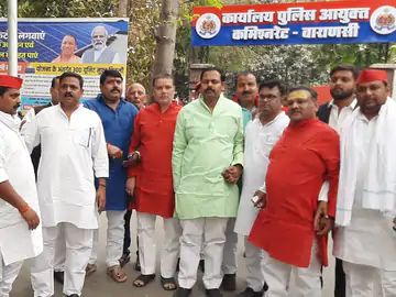 कार्यकर्ता पर एफआईआर के खिलाफ वाराणसी में सपा कार्यकर्ताओं ने किया विरोध प्रदर्शन