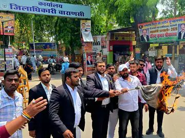 अनुराग कश्यप के बयान पर बवाल: वाराणसी में अधिवक्ताओं ने किया प्रदर्शन, पुतला फूंका, बहिष्कार की अपील