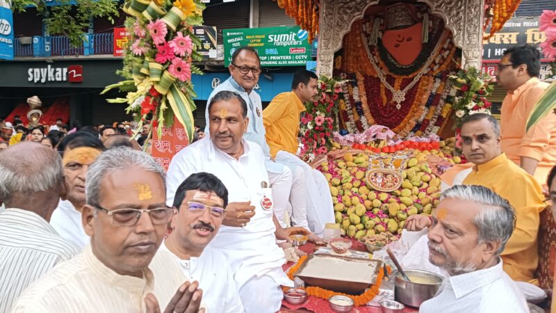 काशी में हनुमान जयंती की धूम: संकटमोचन में २५०० किलों का चढ़ा लड्डू, जगह-जगह शोभायात्रा भी निकली