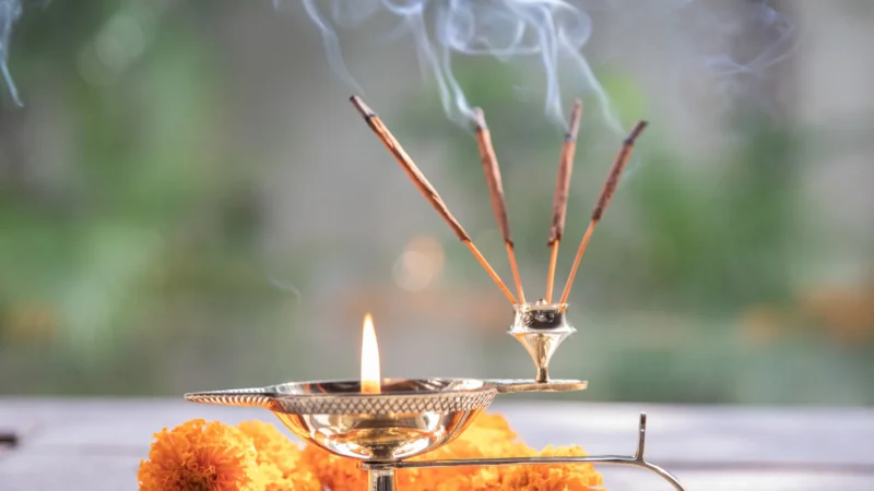 क्या आप जानते हैं अगरबत्ती जलाने का सही नियम!