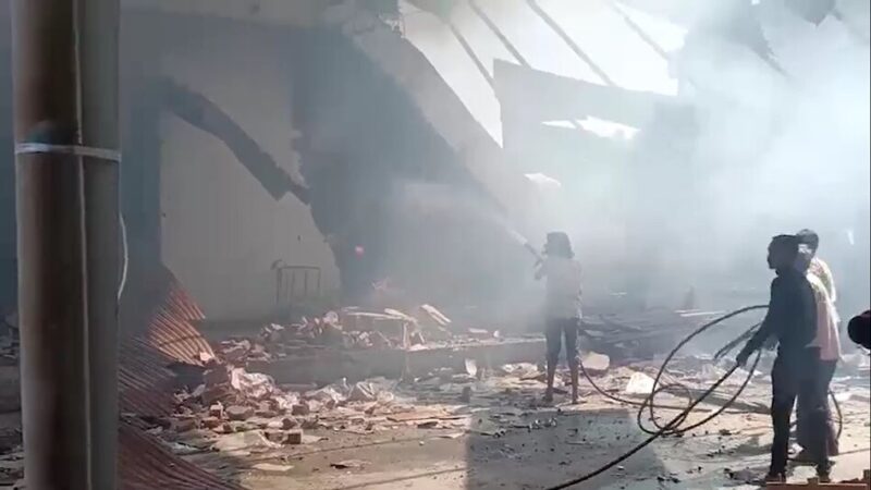 बनासकांठा में पटाखा फैक्ट्री में भीषण आग; स्लैब भी ध्वस्त, 17 लोगों की मौत