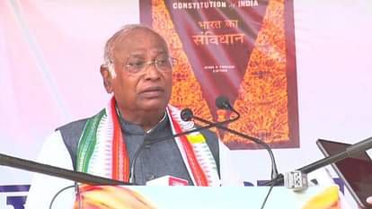 बिहार दौरे पर खरगे का बीजेपी-नीतीश पर तीखा हमला, बोले – ‘जय बापू, जय भीम, जय संविधान’ की धरती से देंगे जवाब