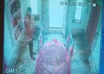 ताला तोड़कर दुर्गा मंदिर से देवी के आभूषण चोरी