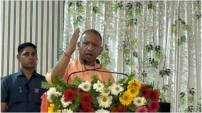 गोरखपुर में सीएम योगी का हमला: “जाति के नाम पर फिर से लड़ाना चाहते हैं विपक्षी दल”