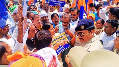 वाराणसी: छात्र हत्याकांड को लेकर अपना दल कमेरावादी का विरोध प्रदर्शन, पीएमओ जाने से पहले पुलिस ने रोका