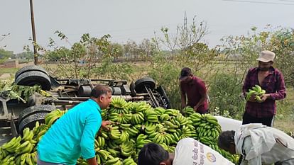 सारनाथ रिंग रोड पर बड़ा हादसा: गाय को बचाने में ट्रक खाई में गिरा, बाल-बाल बचे चालक