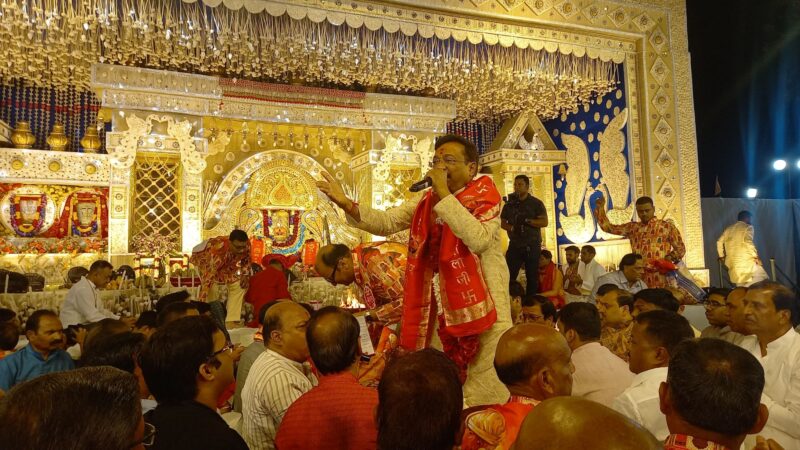 काशी में भजन सम्राट कन्हैया मित्तल के भजनों पर झूमे हजारों लोग