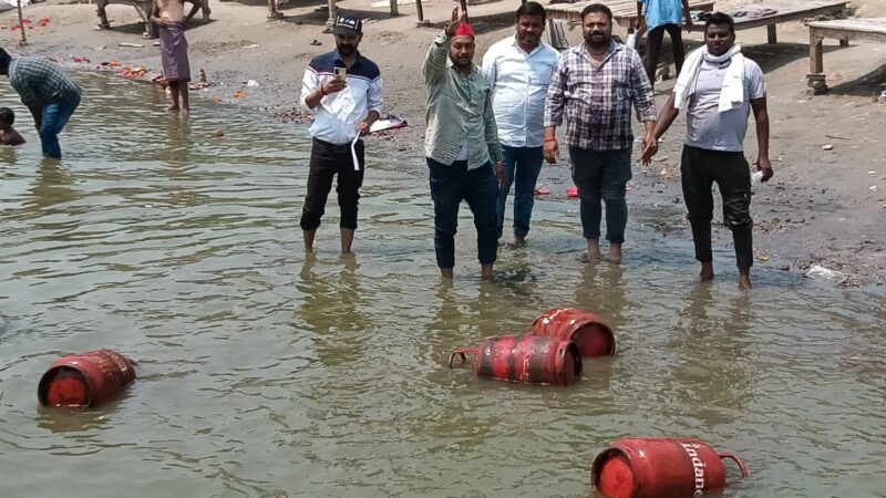 गैस सिलेंडर की कीमत बढ़ने पर वाराणसी में उबाल, सपा और आप कार्यकर्ताओं ने किया विरोध प्रदर्शन