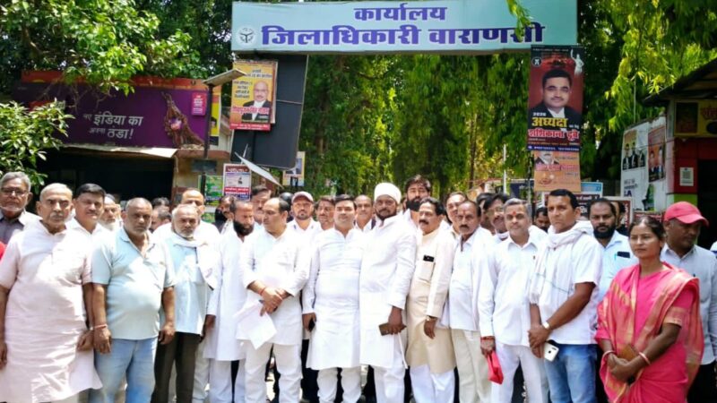 निजी स्कूलों की मनमानी फीस व शोषण के खिलाफ कांग्रेस का प्रदर्शन, राज्यपाल को भेजा ज्ञापन