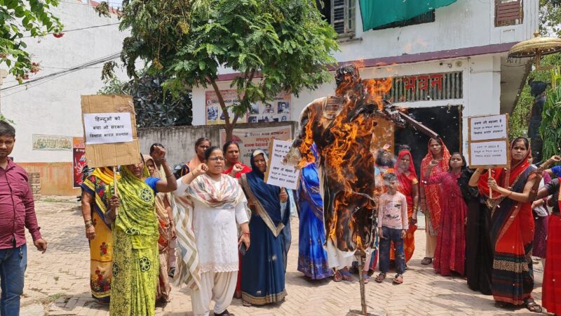 हिन्दुओं के ख़िलाफ़ का विरोध: काशी में ममता बनर्जी का पुतला फूंका गया