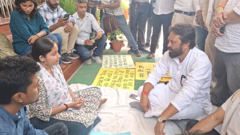 बीएचयू पीएचडी एडमिशन में हेरफेर का आरोप: धरने पर बैठी छात्रा को करणी सेना व छात्र संगठनों का समर्थन, वीसी ने की मुलाकात