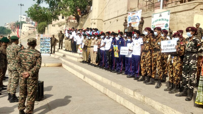 विश्व पृथ्वी दिवस पर गंगातट पर जुड़े हाथ से हाथ