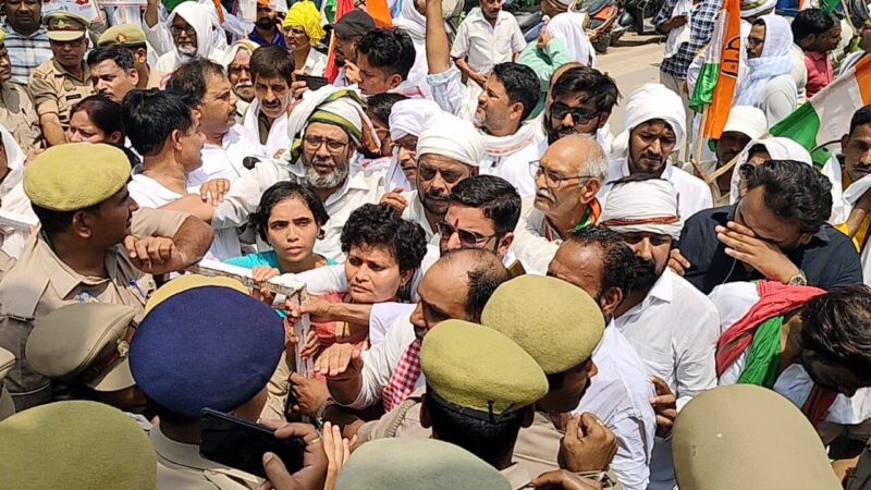 महिला सुरक्षा के मुद्दे पर विपक्ष का प्रदर्शन, पीएम कार्यालय जाने की नहीं मिली अनुमति तो फाड़ा ज्ञापन