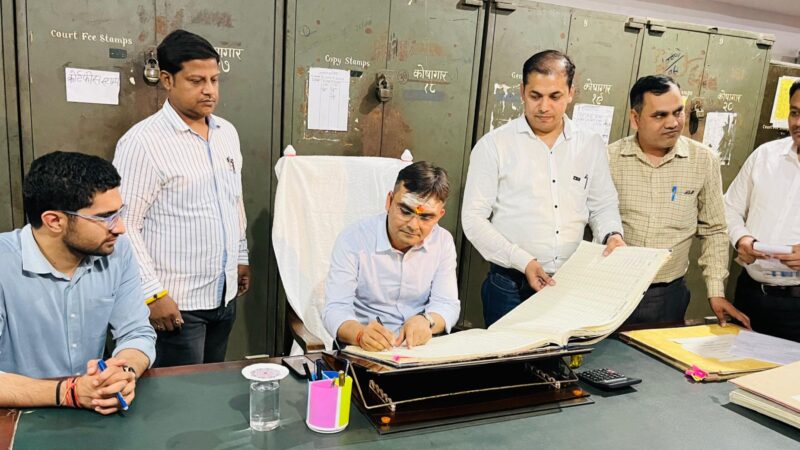 नये जिलाधिकारी ने ग्रहण किया कार्यभार, काशी के राजा बाबा विश्वनाथ  और कोतवाल बाबा काल भैरव के दरबार में लगाई हाजिरी