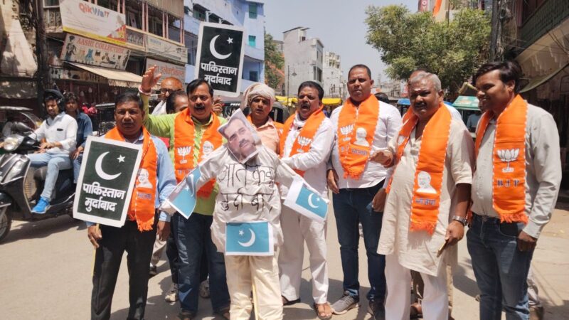 आतंकी हमले को लेकर काशी में आक्रोश, आतंकवाद का पुतला फूंका