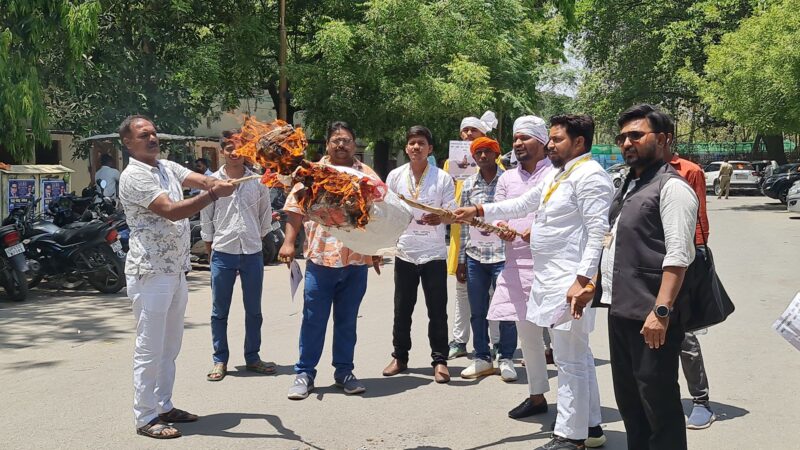 पहलगाम आतंकी हमले को लेकर काशी में नहीं थम रहा गुस्सा