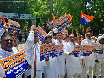 हेमंत हत्याकांड: अपनादल कमेरावादी का जोरदार प्रदर्शन, स्कूल की मान्यता रद्द करने की मांग