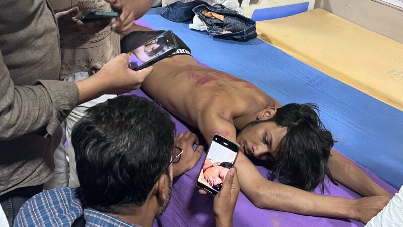 वाराणसी: गंगा घाट पर नाम और धर्म पूछकर 18 वर्षीय युवक की पिटाई, लाठी-डंडों से हमला कर कमरे में किया बंद