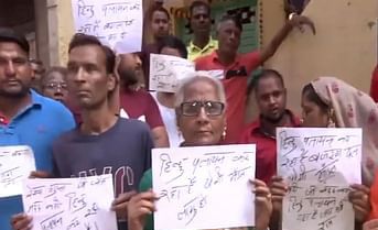 सीलमपुर में 17 वर्षीय कुणाल की चाकू मारकर हत्या, इलाके में तनाव; ‘ये मकान बिकाऊ है’ पोस्टर लगाए गए