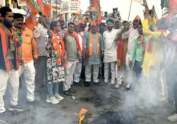 वाराणसी में भाजपा का विरोध प्रदर्शन: राहुल-सोनिया की गिरफ्तारी का फूंका पुतला