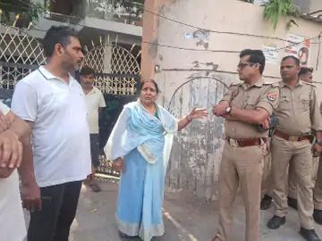 वाराणसी में दिनदहाड़े घर में घुसकर बुजुर्ग महिला की चेन लूटी, CCTV में कैद हुई वारदात