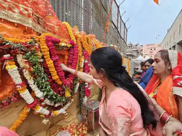 वाराणसी में श्रृंगार गौरी मंदिर के दर्शन के लिए भक्तों की उमड़ी भीड़