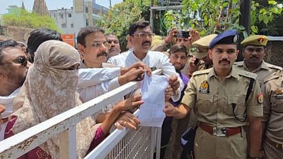 वाराणसी में गैंगरेप केस: आरोपियों के परिजन पीएम कार्यालय पहुंचे, पीड़िता की सहेली ने भी दिया ज्ञापन