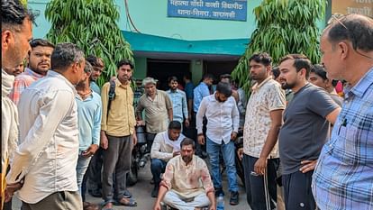 वाराणसी में सपा नेता हरीश मिश्रा पर हमला: दो हमलावर गिरफ्तार, तनाव के बीच सपा कार्यकर्ताओं का धरना