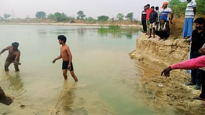 भदोही: मां ने तीन बच्चों संग तालाब में लगाई छलांग, मासूम दिव्यांश का शव बरामद, दो की तलाश जारी