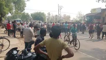 तेज रफ्तार डंपर ने बाइक सवार को कुचला, युवक की मौत पर ग्रामीणों ने किया चक्काजाम