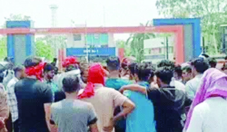 बाइक सवार युवकों को ट्रक ने रौंदा, एक की मौत : आक्रोशित लोगों ने किया चक्का जाम