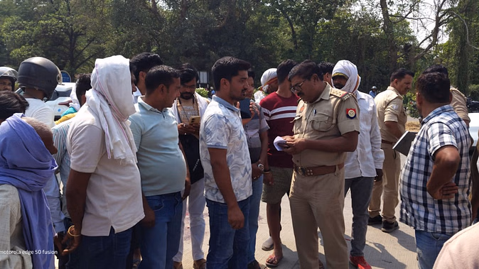 डंपर की चपेट में आकर छात्रा की मौत, भाई घायल