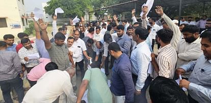 बिना जांच बर्खास्तगी आदेश पर भड़के बिजलीकर्मी, प्रदेशभर में विरोध प्रदर्शन और आदेश की प्रतियां जलाईं