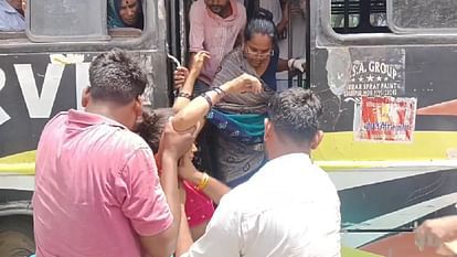 शासन सचिव के दौरे के बीच उपेक्षित आदिवासी महिला ने चलती बस में दिया बच्ची को जन्म