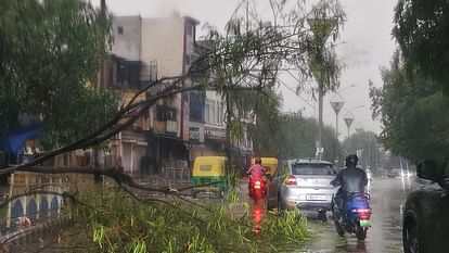 तेज बारिश और आंधी-तूफान से दिल्ली-एनसीआर में जनजीवन प्रभावित, 4 की मौत