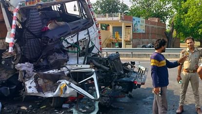 वाराणसी-प्रयागराज हाईवे पर भीषण सड़क हादसा: ट्रेलर चालक की मौत, खलासी घायल