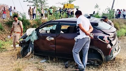 मऊ में खाई में गिरी बरातियों की कार, एक की मौत, चार गंभीर घायल